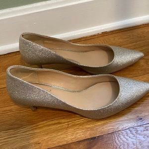 Worn 1 time. Jewel by Badgley Mischka gold glitter kitten heel. Size 9.